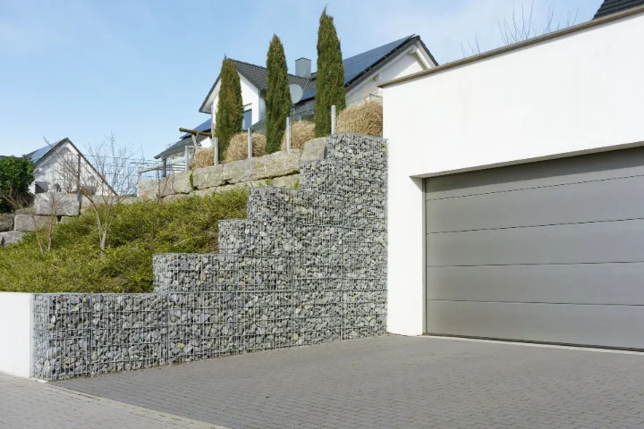 Gabion retaining wall